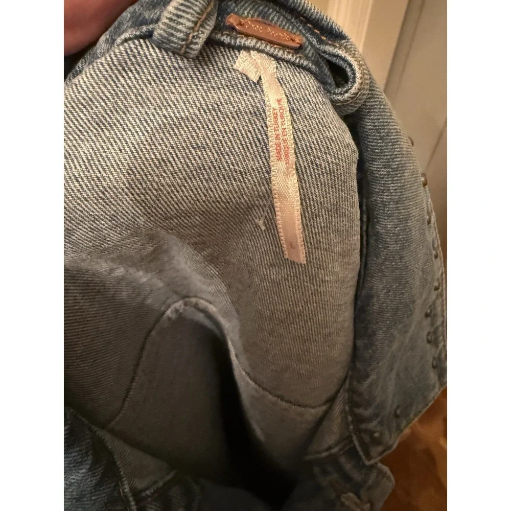 Free People Studded Denim Trucker Jacket Oversized Light Blue Destroyed Lg 148$ - Picture 14 of 14
